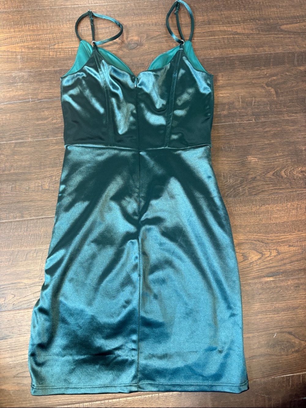 LUCY IN THE SKY Juniors small Satin Ruched Bodycon Dress in Emerald Green - Picture 3 of 5